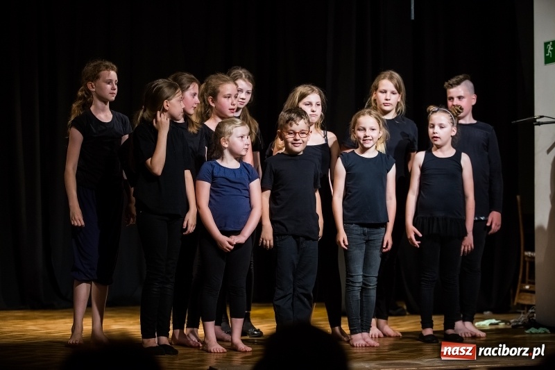 Zdjęcie w galerii na portalu naszraciborz.pl: Teatralne podsumowanie roku szkolnego w Młodzieżowym Domu Kultury wiadomości z regionu