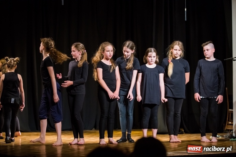 Zdjęcie w galerii na portalu naszraciborz.pl: Teatralne podsumowanie roku szkolnego w Młodzieżowym Domu Kultury wiadomości z regionu