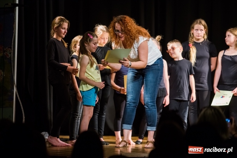 Zdjęcie w galerii na portalu naszraciborz.pl: Teatralne podsumowanie roku szkolnego w Młodzieżowym Domu Kultury wiadomości z regionu