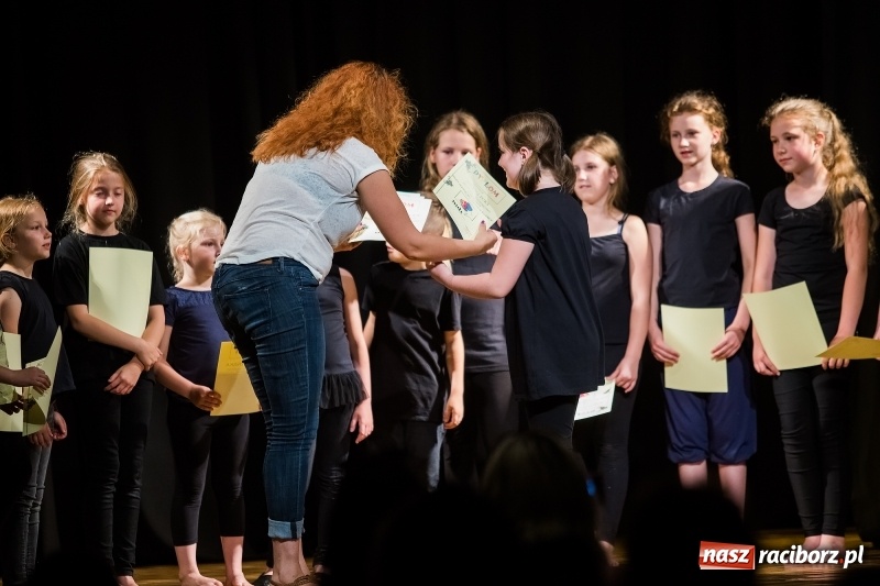 Zdjęcie w galerii na portalu naszraciborz.pl: Teatralne podsumowanie roku szkolnego w Młodzieżowym Domu Kultury wiadomości z regionu