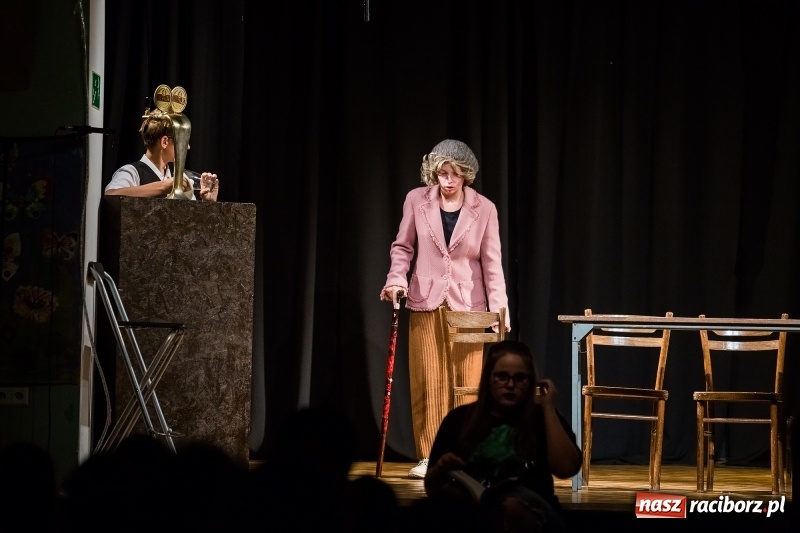 Zdjęcie w galerii na portalu naszraciborz.pl: Teatralne podsumowanie roku szkolnego w Młodzieżowym Domu Kultury wiadomości z regionu