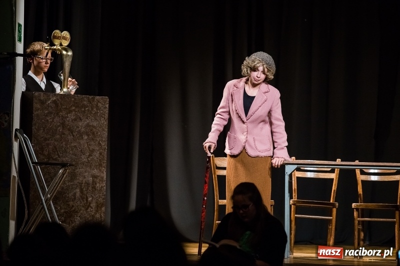 Zdjęcie w galerii na portalu naszraciborz.pl: Teatralne podsumowanie roku szkolnego w Młodzieżowym Domu Kultury wiadomości z regionu