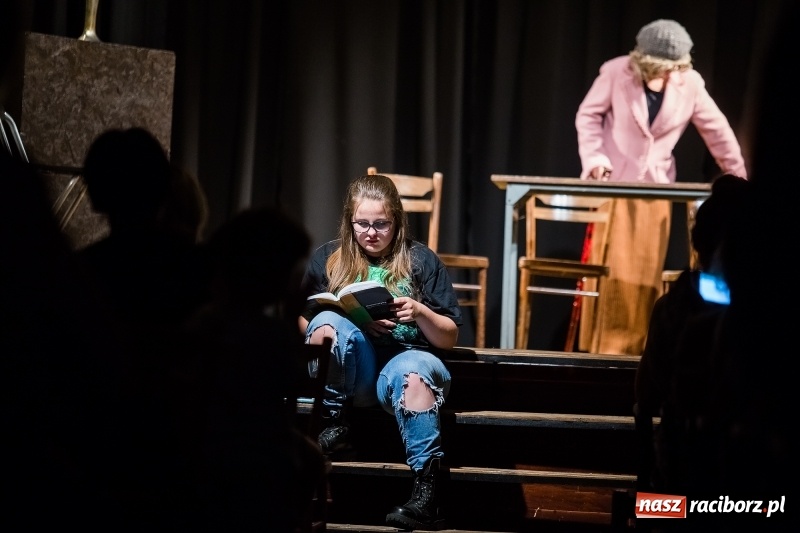 Zdjęcie w galerii na portalu naszraciborz.pl: Teatralne podsumowanie roku szkolnego w Młodzieżowym Domu Kultury wiadomości z regionu