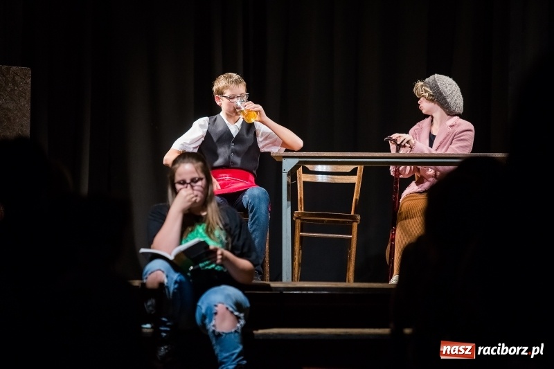 Zdjęcie w galerii na portalu naszraciborz.pl: Teatralne podsumowanie roku szkolnego w Młodzieżowym Domu Kultury wiadomości z regionu