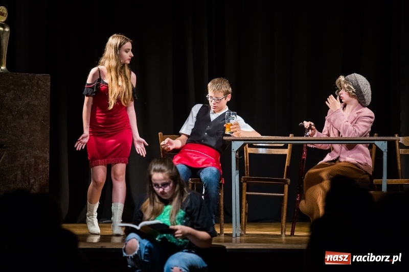 Zdjęcie w galerii na portalu naszraciborz.pl: Teatralne podsumowanie roku szkolnego w Młodzieżowym Domu Kultury wiadomości z regionu