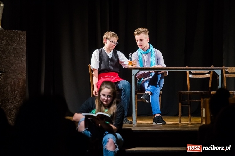 Zdjęcie w galerii na portalu naszraciborz.pl: Teatralne podsumowanie roku szkolnego w Młodzieżowym Domu Kultury wiadomości z regionu