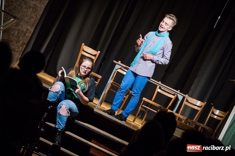 Zdjęcie w galerii na portalu naszraciborz.pl: Teatralne podsumowanie roku szkolnego w Młodzieżowym Domu Kultury wiadomości z regionu