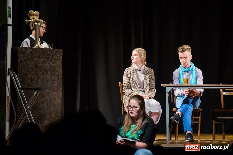Zdjęcie w galerii na portalu naszraciborz.pl: Teatralne podsumowanie roku szkolnego w Młodzieżowym Domu Kultury wiadomości z regionu