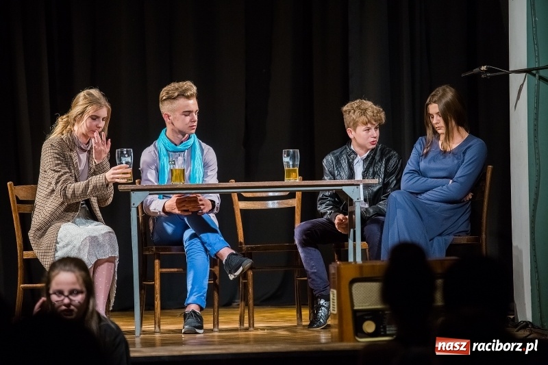 Zdjęcie w galerii na portalu naszraciborz.pl: Teatralne podsumowanie roku szkolnego w Młodzieżowym Domu Kultury wiadomości z regionu