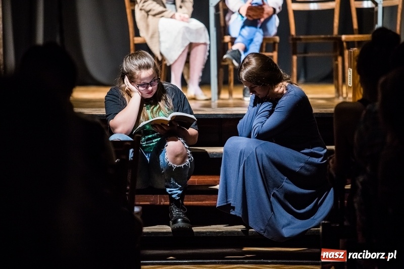 Zdjęcie w galerii na portalu naszraciborz.pl: Teatralne podsumowanie roku szkolnego w Młodzieżowym Domu Kultury wiadomości z regionu