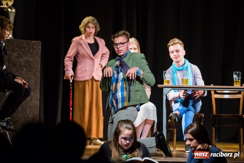 Zdjęcie w galerii na portalu naszraciborz.pl: Teatralne podsumowanie roku szkolnego w Młodzieżowym Domu Kultury wiadomości z regionu