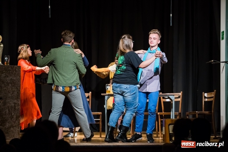 Zdjęcie w galerii na portalu naszraciborz.pl: Teatralne podsumowanie roku szkolnego w Młodzieżowym Domu Kultury wiadomości z regionu