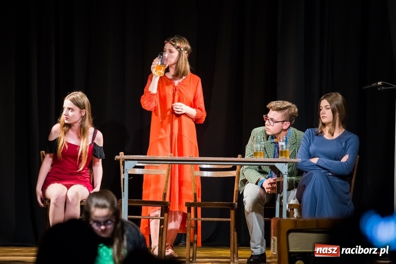 Zdjęcie w galerii na portalu naszraciborz.pl: Teatralne podsumowanie roku szkolnego w Młodzieżowym Domu Kultury wiadomości z regionu