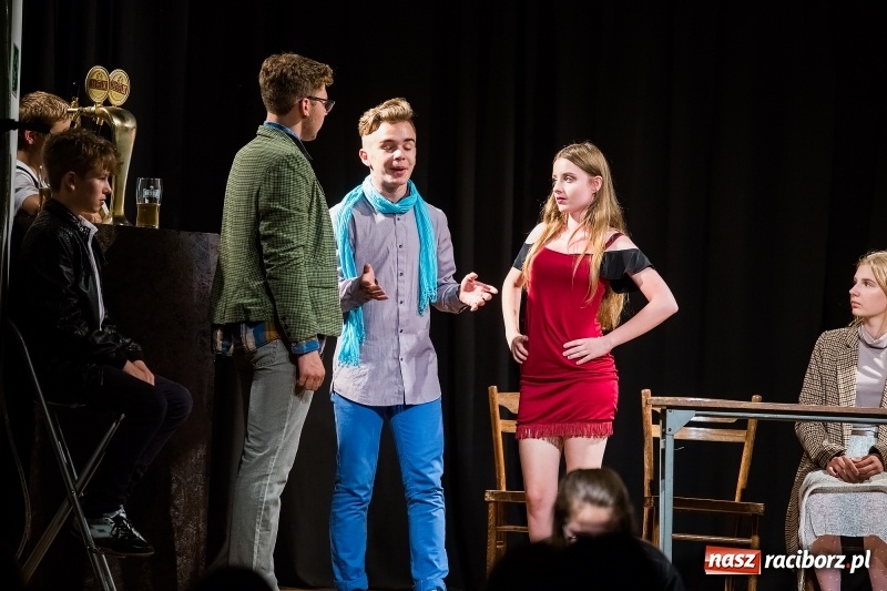 Zdjęcie w galerii na portalu naszraciborz.pl: Teatralne podsumowanie roku szkolnego w Młodzieżowym Domu Kultury wiadomości z regionu