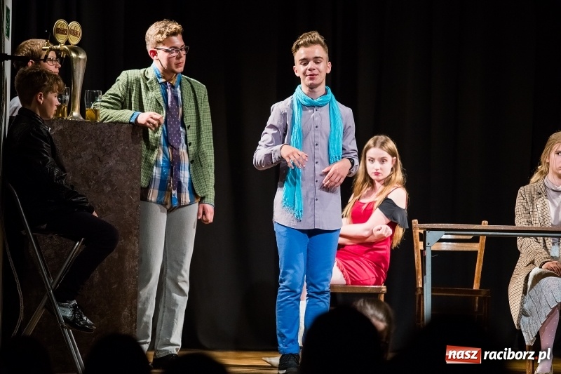 Zdjęcie w galerii na portalu naszraciborz.pl: Teatralne podsumowanie roku szkolnego w Młodzieżowym Domu Kultury wiadomości z regionu