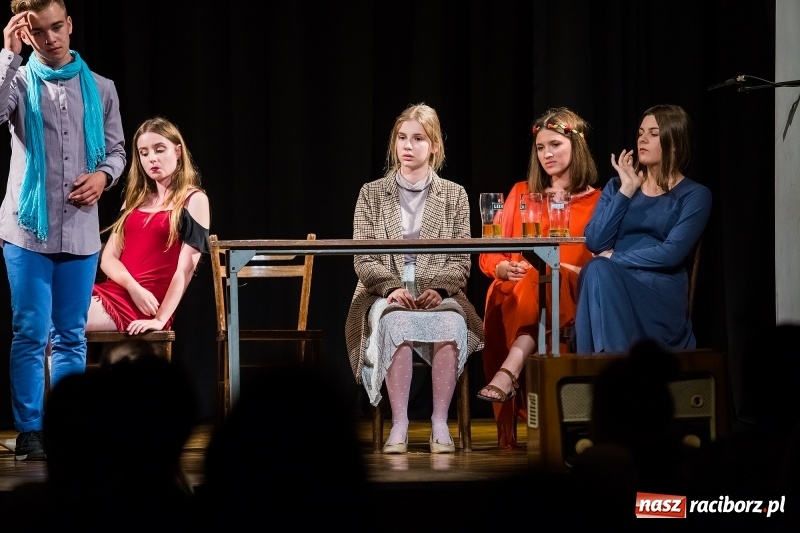 Zdjęcie w galerii na portalu naszraciborz.pl: Teatralne podsumowanie roku szkolnego w Młodzieżowym Domu Kultury wiadomości z regionu