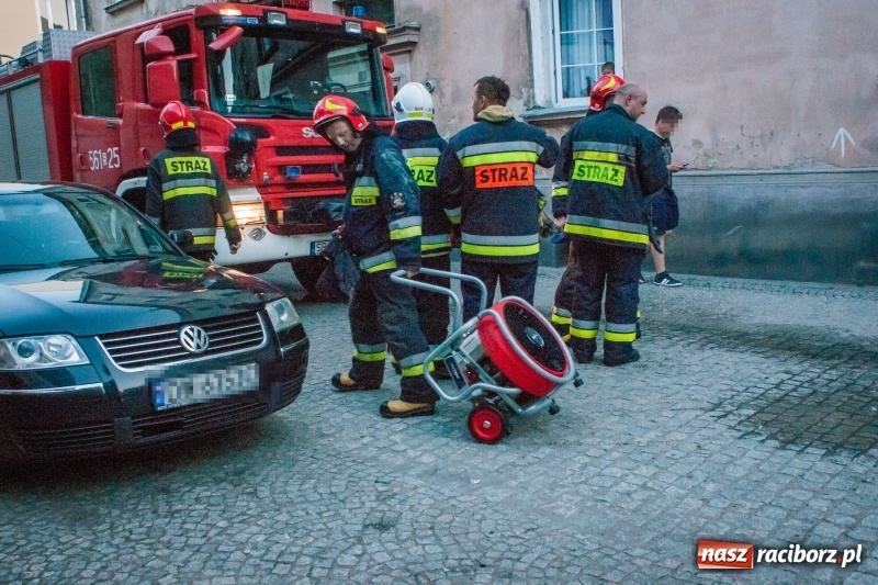 Zdjęcie w galerii na portalu naszraciborz.pl: Akcja strażaków na ulicy Różanej w Raciborzu wiadomości z regionu