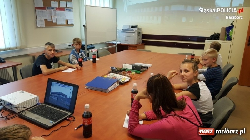 Zdjęcie w galerii na portalu naszraciborz.pl: Egzamin na pierwsze prawa jazdy w raciborskiej komendzie  wiadomości z regionu