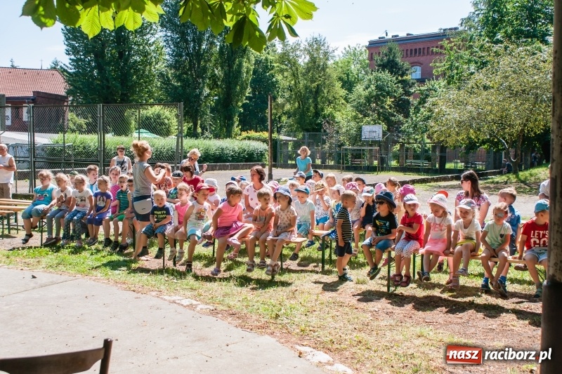 Zdjęcie w galerii na portalu naszraciborz.pl: Piknik sąsiedzki, czyli artyści, strażacy i biblioteka w ogródku jordanowskim wiadomości z regionu
