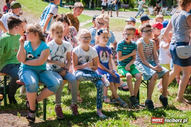 Zdjęcie w galerii na portalu naszraciborz.pl: Piknik sąsiedzki, czyli artyści, strażacy i biblioteka w ogródku jordanowskim wiadomości z regionu