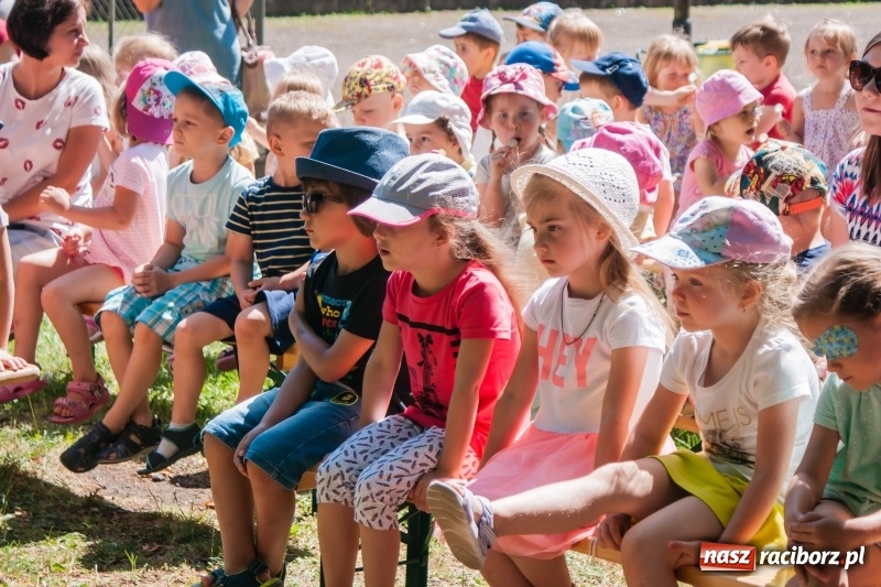Zdjęcie w galerii na portalu naszraciborz.pl: Piknik sąsiedzki, czyli artyści, strażacy i biblioteka w ogródku jordanowskim wiadomości z regionu