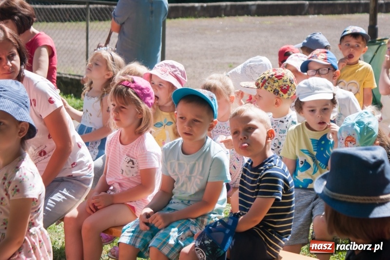 Zdjęcie w galerii na portalu naszraciborz.pl: Piknik sąsiedzki, czyli artyści, strażacy i biblioteka w ogródku jordanowskim wiadomości z regionu
