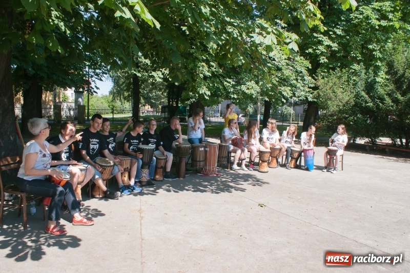 Zdjęcie w galerii na portalu naszraciborz.pl: Piknik sąsiedzki, czyli artyści, strażacy i biblioteka w ogródku jordanowskim wiadomości z regionu