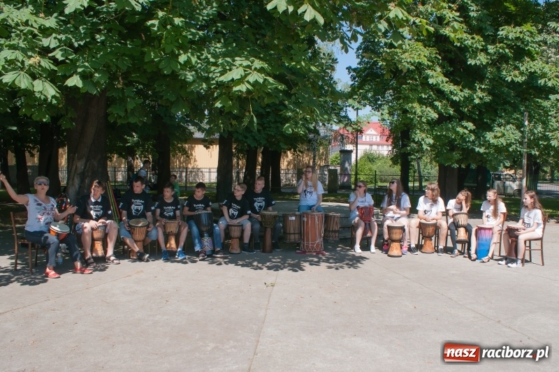 Zdjęcie w galerii na portalu naszraciborz.pl: Piknik sąsiedzki, czyli artyści, strażacy i biblioteka w ogródku jordanowskim wiadomości z regionu