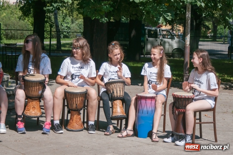 Zdjęcie w galerii na portalu naszraciborz.pl: Piknik sąsiedzki, czyli artyści, strażacy i biblioteka w ogródku jordanowskim wiadomości z regionu
