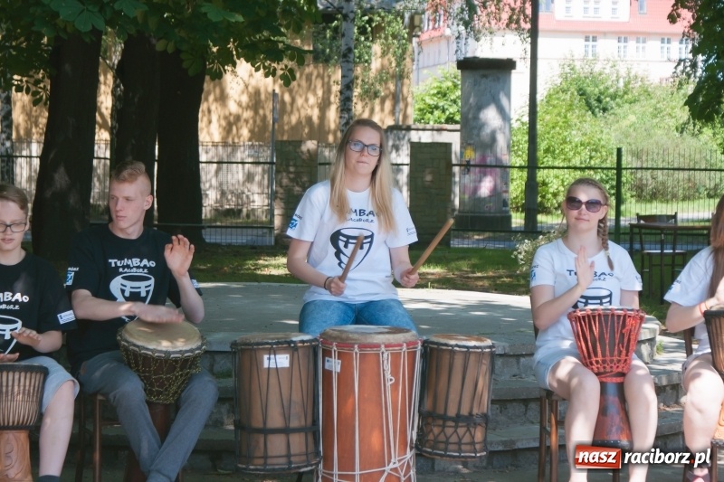 Zdjęcie w galerii na portalu naszraciborz.pl: Piknik sąsiedzki, czyli artyści, strażacy i biblioteka w ogródku jordanowskim wiadomości z regionu