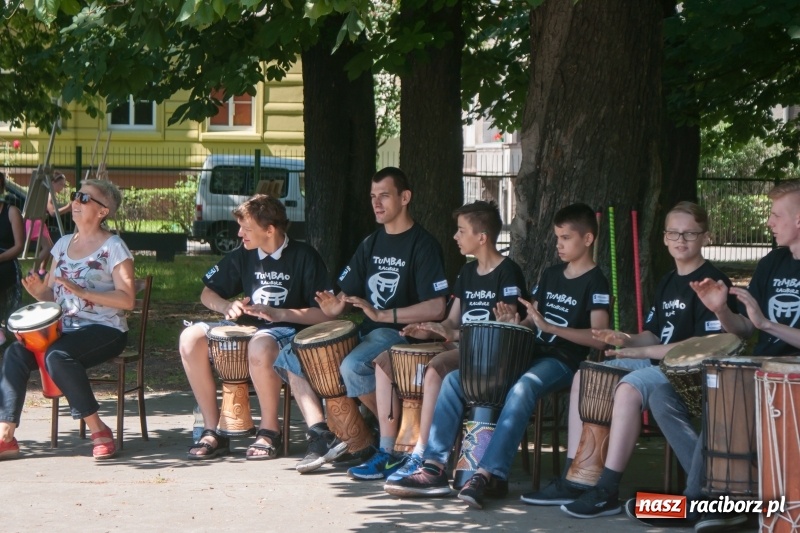 Zdjęcie w galerii na portalu naszraciborz.pl: Piknik sąsiedzki, czyli artyści, strażacy i biblioteka w ogródku jordanowskim wiadomości z regionu