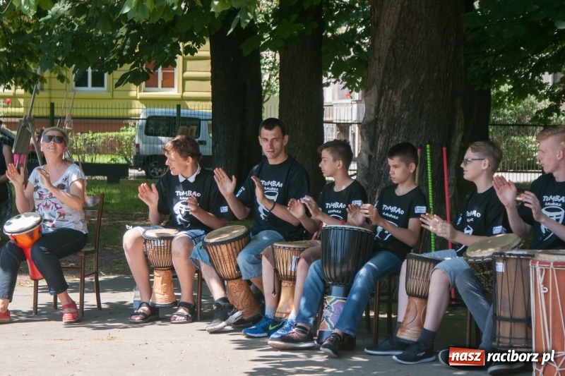 Zdjęcie w galerii na portalu naszraciborz.pl: Piknik sąsiedzki, czyli artyści, strażacy i biblioteka w ogródku jordanowskim wiadomości z regionu