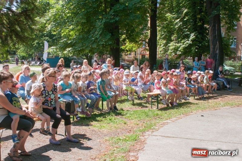 Zdjęcie w galerii na portalu naszraciborz.pl: Piknik sąsiedzki, czyli artyści, strażacy i biblioteka w ogródku jordanowskim wiadomości z regionu
