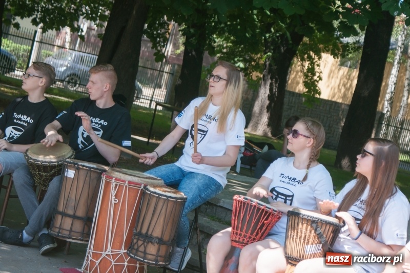 Zdjęcie w galerii na portalu naszraciborz.pl: Piknik sąsiedzki, czyli artyści, strażacy i biblioteka w ogródku jordanowskim wiadomości z regionu