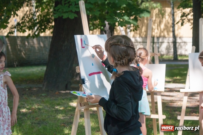 Zdjęcie w galerii na portalu naszraciborz.pl: Piknik sąsiedzki, czyli artyści, strażacy i biblioteka w ogródku jordanowskim wiadomości z regionu