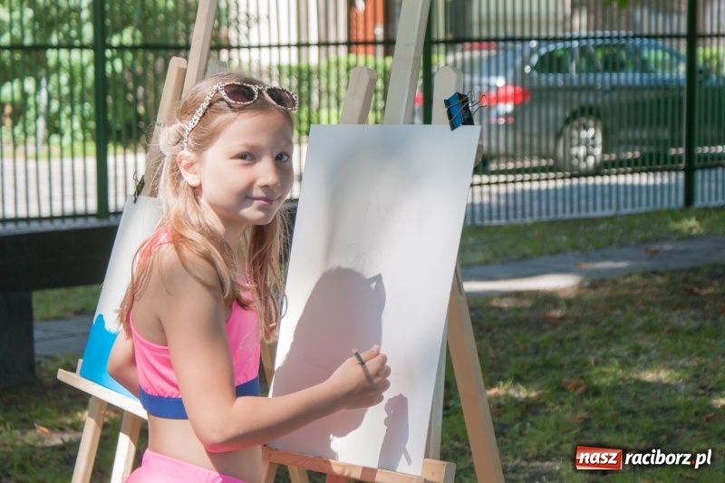 Zdjęcie w galerii na portalu naszraciborz.pl: Piknik sąsiedzki, czyli artyści, strażacy i biblioteka w ogródku jordanowskim wiadomości z regionu