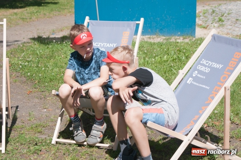 Zdjęcie w galerii na portalu naszraciborz.pl: Piknik sąsiedzki, czyli artyści, strażacy i biblioteka w ogródku jordanowskim wiadomości z regionu