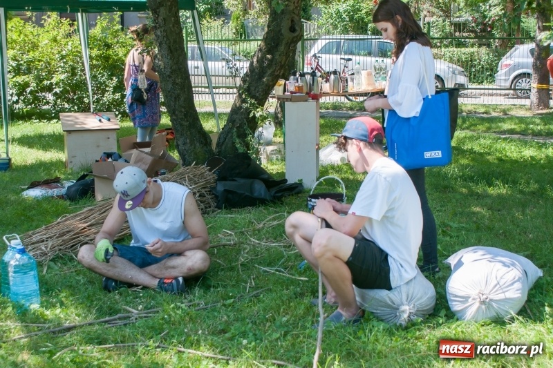 Zdjęcie w galerii na portalu naszraciborz.pl: Piknik sąsiedzki, czyli artyści, strażacy i biblioteka w ogródku jordanowskim wiadomości z regionu