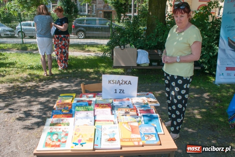 Zdjęcie w galerii na portalu naszraciborz.pl: Piknik sąsiedzki, czyli artyści, strażacy i biblioteka w ogródku jordanowskim wiadomości z regionu