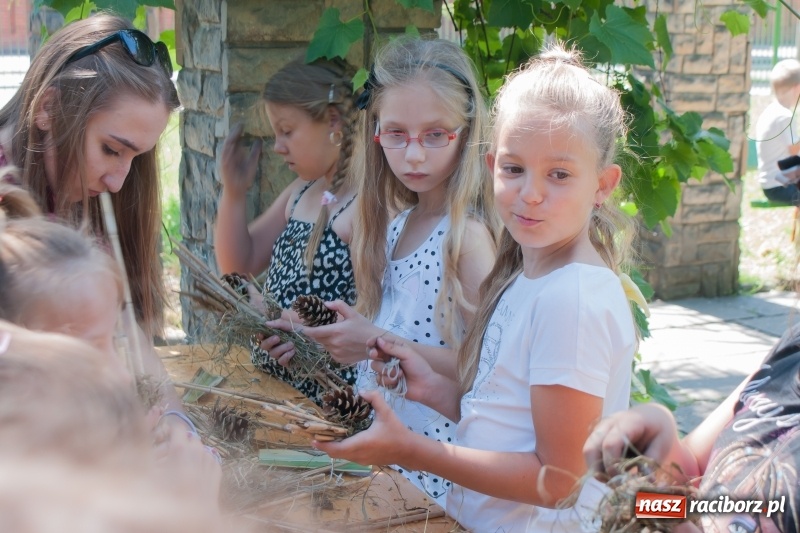 Zdjęcie w galerii na portalu naszraciborz.pl: Piknik sąsiedzki, czyli artyści, strażacy i biblioteka w ogródku jordanowskim wiadomości z regionu