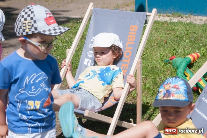 Zdjęcie w galerii na portalu naszraciborz.pl: Piknik sąsiedzki, czyli artyści, strażacy i biblioteka w ogródku jordanowskim wiadomości z regionu
