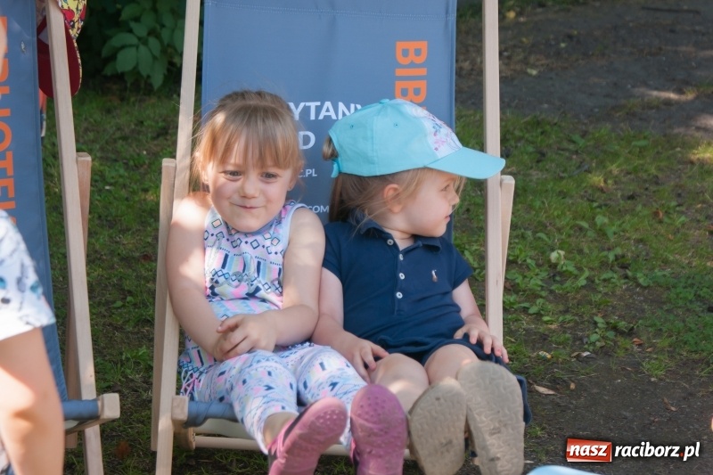 Zdjęcie w galerii na portalu naszraciborz.pl: Piknik sąsiedzki, czyli artyści, strażacy i biblioteka w ogródku jordanowskim wiadomości z regionu