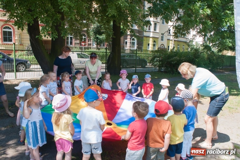 Zdjęcie w galerii na portalu naszraciborz.pl: Piknik sąsiedzki, czyli artyści, strażacy i biblioteka w ogródku jordanowskim wiadomości z regionu
