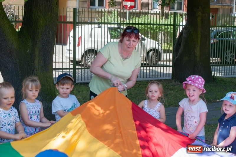 Zdjęcie w galerii na portalu naszraciborz.pl: Piknik sąsiedzki, czyli artyści, strażacy i biblioteka w ogródku jordanowskim wiadomości z regionu