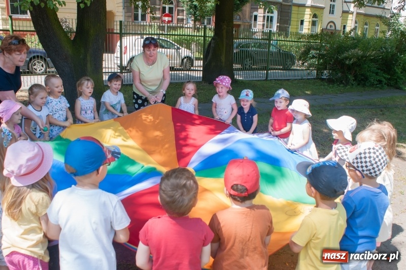Zdjęcie w galerii na portalu naszraciborz.pl: Piknik sąsiedzki, czyli artyści, strażacy i biblioteka w ogródku jordanowskim wiadomości z regionu
