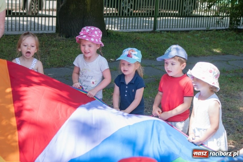 Zdjęcie w galerii na portalu naszraciborz.pl: Piknik sąsiedzki, czyli artyści, strażacy i biblioteka w ogródku jordanowskim wiadomości z regionu