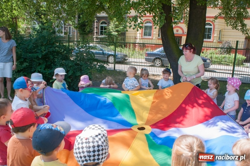 Zdjęcie w galerii na portalu naszraciborz.pl: Piknik sąsiedzki, czyli artyści, strażacy i biblioteka w ogródku jordanowskim wiadomości z regionu