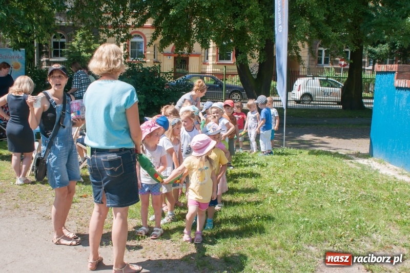 Zdjęcie w galerii na portalu naszraciborz.pl: Piknik sąsiedzki, czyli artyści, strażacy i biblioteka w ogródku jordanowskim wiadomości z regionu
