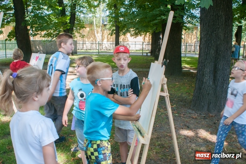 Zdjęcie w galerii na portalu naszraciborz.pl: Piknik sąsiedzki, czyli artyści, strażacy i biblioteka w ogródku jordanowskim wiadomości z regionu