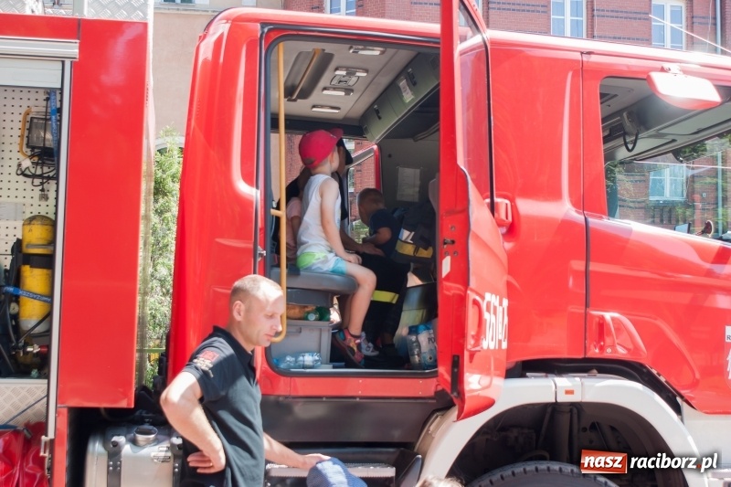 Zdjęcie w galerii na portalu naszraciborz.pl: Piknik sąsiedzki, czyli artyści, strażacy i biblioteka w ogródku jordanowskim wiadomości z regionu